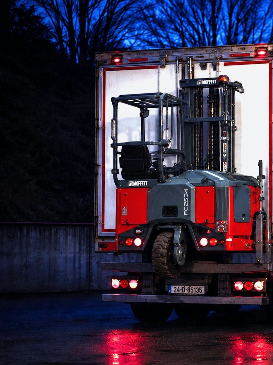 PD Logistics Moffett-mounted forklift offload