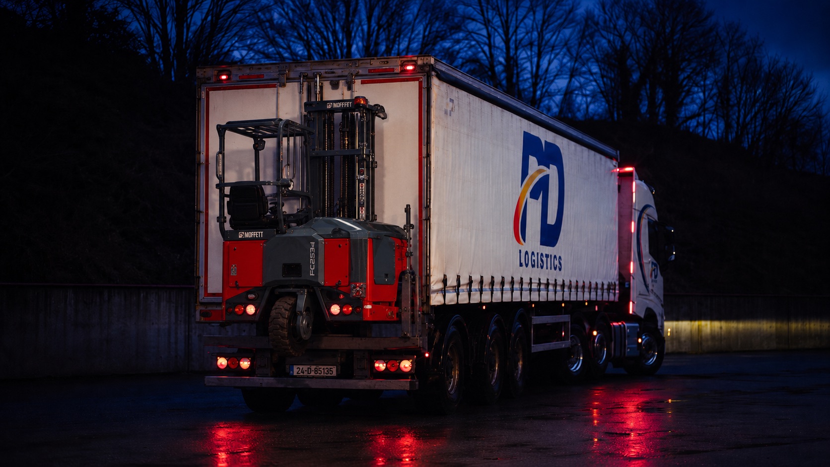 PD Logistics Moffett-mounted forklift offload